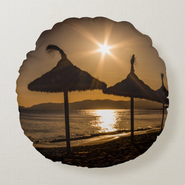 Solnedgång på stranden, Mallorca, Spanien Rund Kudde (Framsidan)