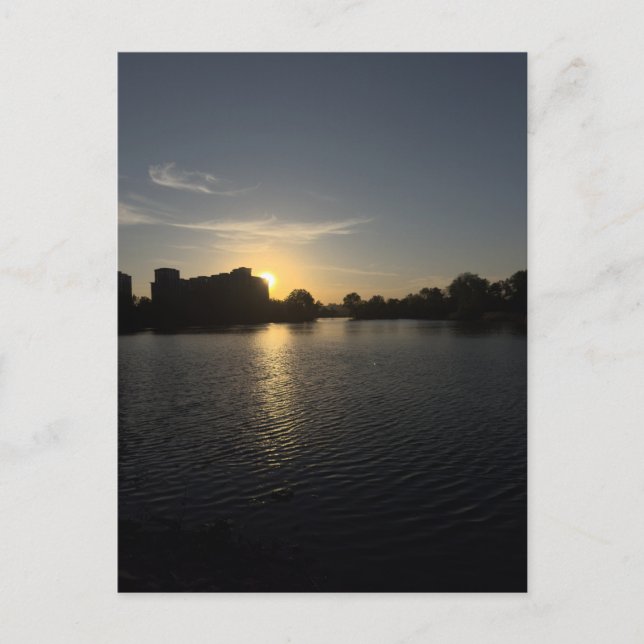 Solnedgång stadsbild vy i gyllene timmar vykort (Framsida)