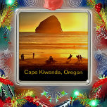 Solnedgång Surfing and Biking Cape Kiwanda Oregon Julgransprydnad Metall<br><div class="desc">Det är solnedgång på en solig sommardag i Kap Kiwanda i Stillahavsstranden, Oregon. Fantastisk basaltssäcken i bakgrunden silhuetteras med den ovanliga tuggen sten till högerna. Sol doppar i himlar, men människor tar de sista strålarna på surfbrädor, till fots medan man seglar i bak, på cyklar och simmar i vatten. Denna...</div>