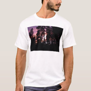 Solnedgång till och med gräsen t-shirt