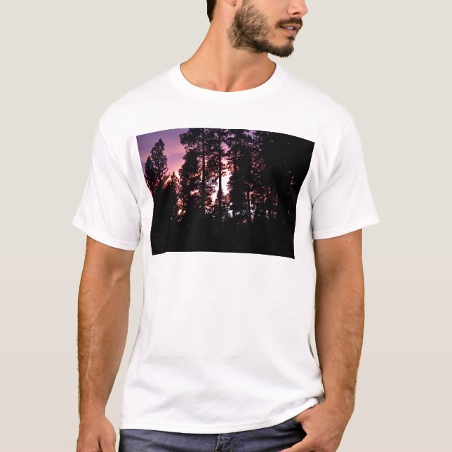 Solnedgång till och med gräsen t-shirt (Framsida)