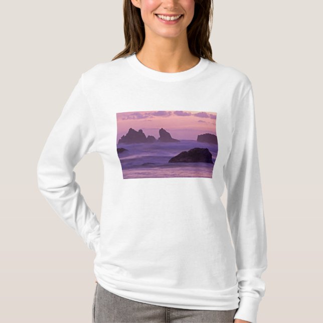 Solnedgång vid Bandon Beach Sea Stacks. Tee (Framsida)