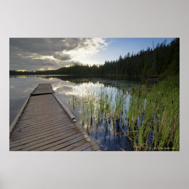 Solnedgång vid ett litet Sjö Poster (Framsidan)