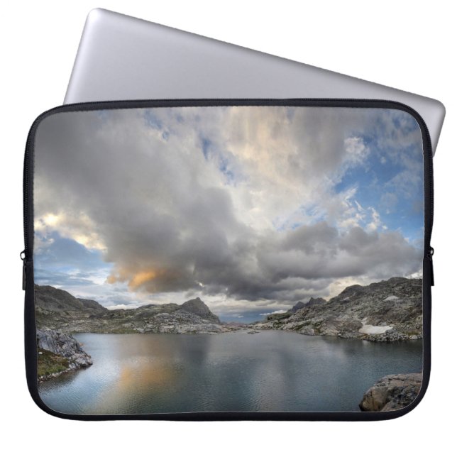 Solnedgång vid Mitten Nydiver Sjö - Sierra Laptop Sleeve (Framsidan)