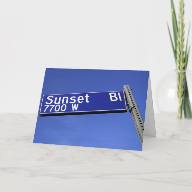 Solnedgångboulevarden undertecknar mot en blå kort (Framsida)