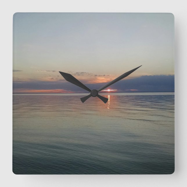 Solnedgången över vatten tar tid på fyrkantig klocka (Framsida)