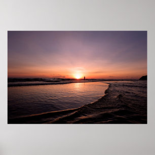 Solnedgången på stranden är mörk ljus och stark so poster