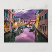 Solnedgångsbild av Italiens Venedig-kanaler med bå