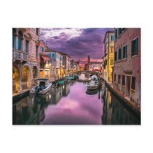 Solnedgångsbild av Italiens Venedig-kanaler med bå