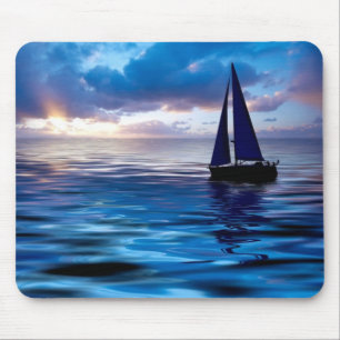 Solnedgångsegelbåtsegling i hav Mousepad Musmatta