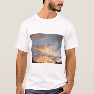 Solnedgångshimmel med varma moln över horisonten v t shirt