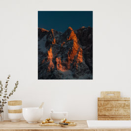 Solnedgångsljus på majestätiska berg poster