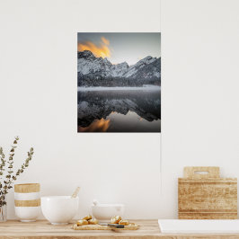 Solnedgångsmoln över bergen vid Fusinesjön, Italie Poster