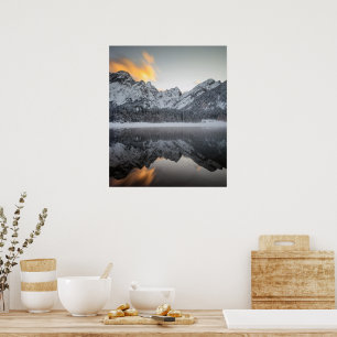 Solnedgångsmoln över bergen vid Fusinesjön, Italie Poster