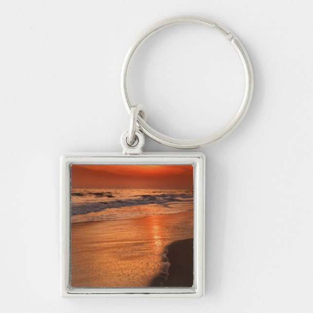 Solnedgångsreflektioner från moln och havsstrand fyrkantig silverfärgad nyckelring (Framsidan)