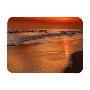 Solnedgångsreflektioner från moln och havsstrand magnet