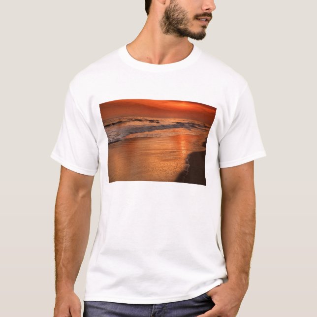 Solnedgångsreflektioner från moln och havsstrand t-shirt (Framsida)