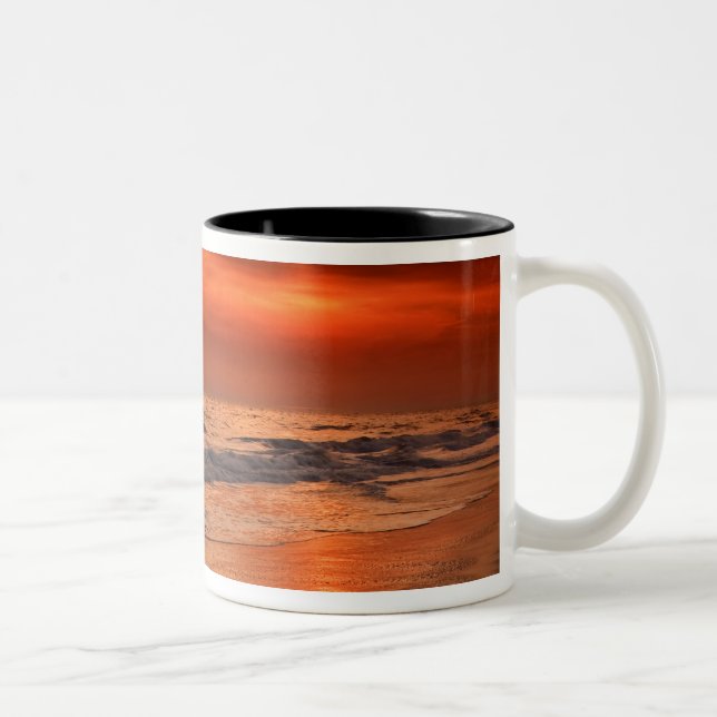 Solnedgångsreflektioner från moln och havsstrand Två-Tonad mugg (Höger)