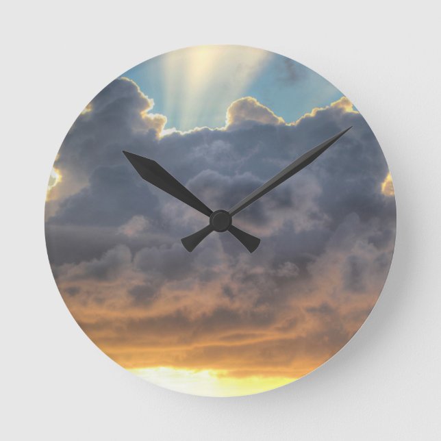 Solnedgångstrålar av ljust till och med stormiga rund klocka (Framsida)