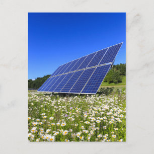 Solpaneler med landskap på landsbygden vykort