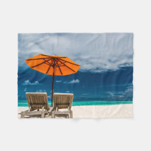 Solparaply på den sandiga stranden Maldives Fleecefilt