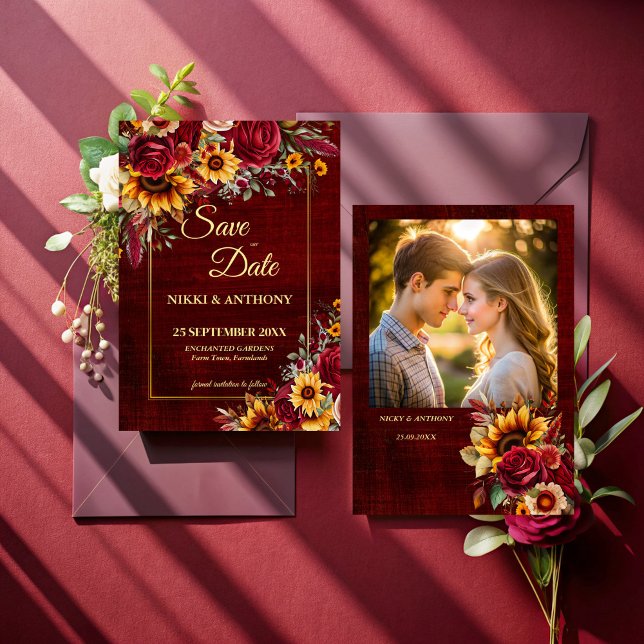 Solrofoto för gult av ro- för fallbröllop spara datumet (Sunflowers burgundy roses fall wedding photo template save the date card)