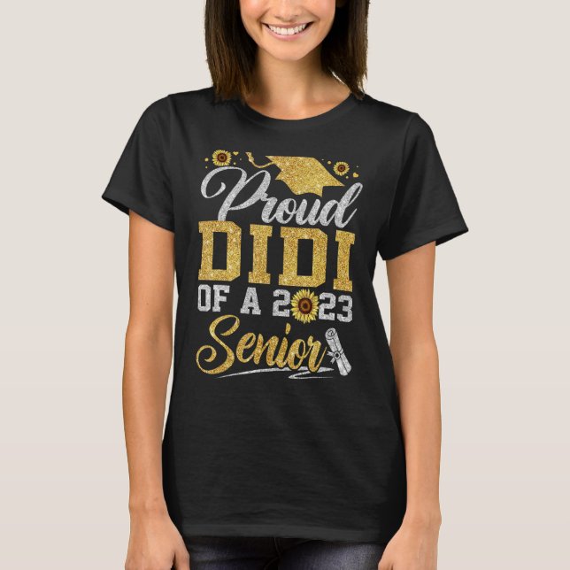 Solros 2023 Proud di of a 2023 Senior Graduat T Shirt (Framsida)