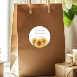 Solros Bröllop Sticker Runt Klistermärke<br><div class="desc">Lägg till en glatt, rustik beröring till bröllop med våra solrosbröllop - perfekten för din korrespondens från bröllop, favoritpåsar, kuvert eller décor. De här anpassningsbarna har klara solrosteckningar med vattenfärg, symboliserar värme, lycka och nystart. Anpassa texten så att den innehåller ditt namn, bröllop-datum eller ett uppriktigt meddelande som matchar ditt...</div>