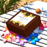 Solros Mor i Bröllop Minnesask<br><div class="desc">Solros Mor i Groom Bröllop Gift Box med Mor i Blommigten Groom,  titel,  namn,  datum och vattenfärg Solrosartikel. Fler produkter med detta mönster finns i samlingen nedan.</div>
