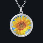 Solros och Bees Necklace Silverpläterat Halsband<br><div class="desc">Klickar med Gult Solros och bin på sommardagen i Blå himmel - Anpassade - eller välj / lägg till ditt unika foto - bild / text - Namn / Färg / teckensnitt / Storlek / mer - Ändra storlek på och flytta eller ta bort bilder/text med verktyg för anpassning. Utformning...</div>