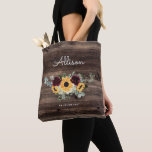 Solros och Ro Rustic Wood Bröllop Bridesmaid Tygkasse<br><div class="desc">Den här solrossen och ro i kväll ger en perfekt till dina brudtärnor och maid of honor. Anpassa med dina medhjälpare namn och titel. Den har vackra gult solblommor och burgundi ro med grön bakgrund på träbakgrunden.</div>