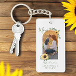 Solrosblomma i lycklig Mors dag med fotopatch<br><div class="desc">En elegant och en rustisk mors dag-gåva. Utformningen har våra handritade blommigtar av solrossolrosfärg i gult och grönt som ram på fotobågen. Anpassa med namnen. Den omvända sidan har en kompletterande gult vattenfärgssolrosor mönster. Denna vackra rustiska solros och foto-mors dag-nyckelkedja är perfektens gåva till ge i mamma på mors dag,...</div>