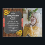 Solrosfoto Födelsedagsfest Rustic Wood Chalk Inbjudningar<br><div class="desc">Fotosolros Födelsedagsfest inbjudan. Perfekt för ÅLDER. Lägg bara till foto och ändra texten till kostym i party. Bakåtskriften ingår.</div>
