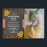 Solrosfoto Födelsedagsfest Rustic Wood Chalk Inbjudningar<br><div class="desc">Fotosolros Födelsedagsfest inbjudan. Perfekt för ÅLDER. Lägg bara till foto och ändra texten till kostym i party. Bakåtskriften ingår.</div>
