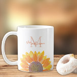 Solrosmonogram Kaffemugg<br><div class="desc">Denna blommigt mugg är dekorerad med en gult vattenfärgsolros och monogram i snyggt typografi. Enkelt anpassade. Ursprunglig vattenfärg © Michele Davies.</div>