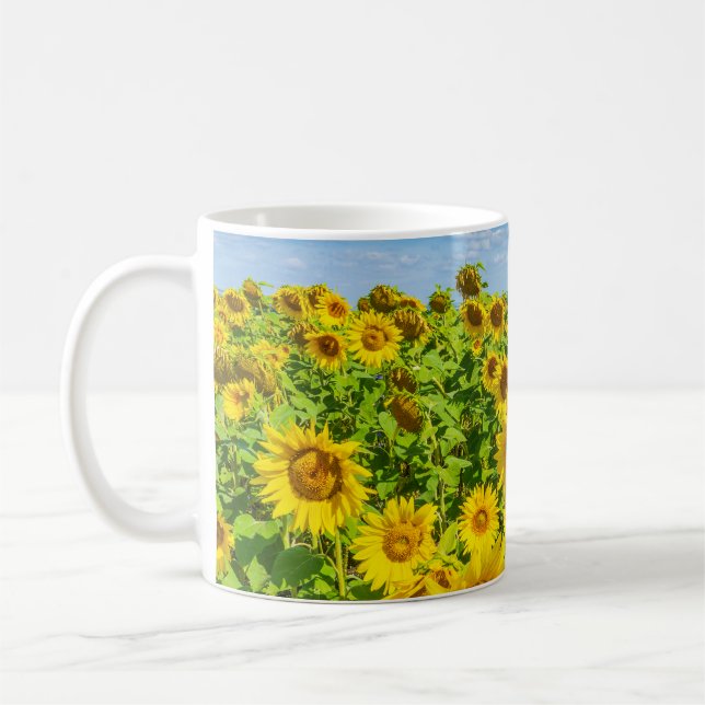 Solrossen fält, sommarsolig dag. kaffemugg (Vänster)