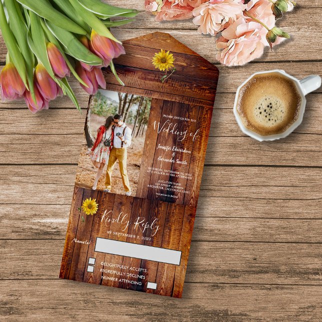 Solrossolrosblomma av trä från Rustit Bröllop (Create your own rustic sunflower photo all in one wedding invitation.)