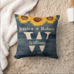 Solrossolrosblomma från Rustic Land Blue Wood Grai Kudde<br><div class="desc">Rustic Land Blue Wood Grain Solrosblomma Dekorativ kudde,  personligt bröllp keepé och eller jubileumsgåva.</div>