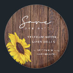 Solrossolrosdagen i Rustic Wood Bröllop sparar dat Magnet<br><div class="desc">Enkelt och elegant rustiskt är orden jag skulle vilja använda att beskriva Spara datum magneter... med en enda solros, över en rustik trädesign, omgiven av elegantens manusjéer. Den här unika designen av boho-chicen är ett roligt för att tillkännage din förlovning och ställa in scenen för en dag som du aldrig...</div>