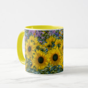 Solrossolrossolrossolrosfärgad trädgårdsblomma i M Mugg