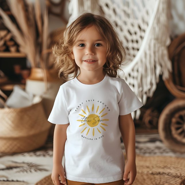 Solsken 1:a födelsedag vattenfärg sol gult modern t shirt (Skapare uppladdad)