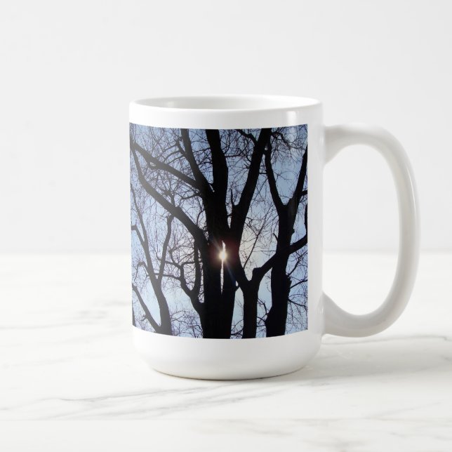 Solsken till och med trädmuggen kaffemugg (Höger)