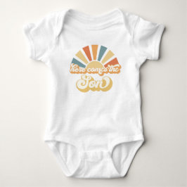 Solskensbabyskor här Kom Son-Gulten rasar T Shirt