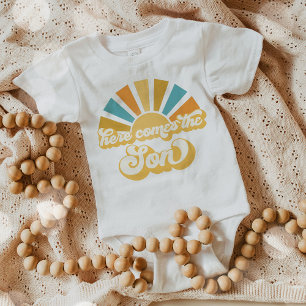 Solskensbabyskor här Kom Son-Gulten rasar T Shirt