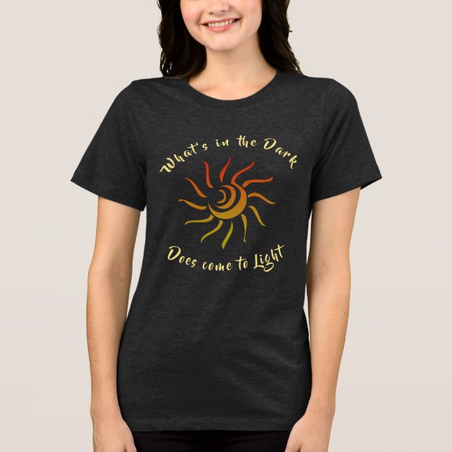 Solskensfärgad Mörk i Sol Light Inspired Quote Sst T Shirt (Framsida)