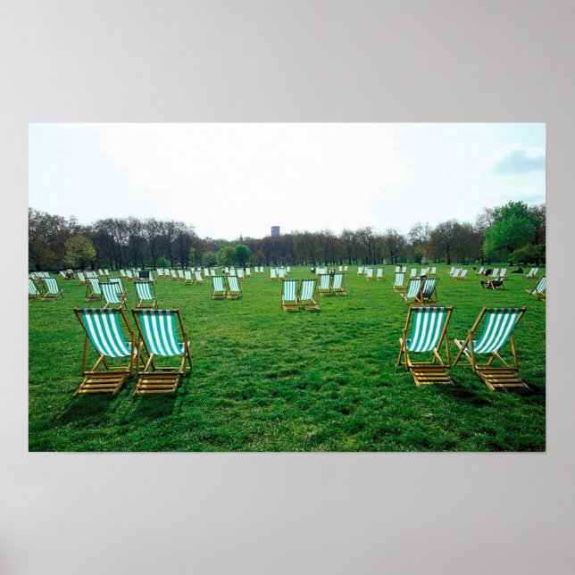 Solstolar utspridda i Green Park, London Poster (Framsidan)