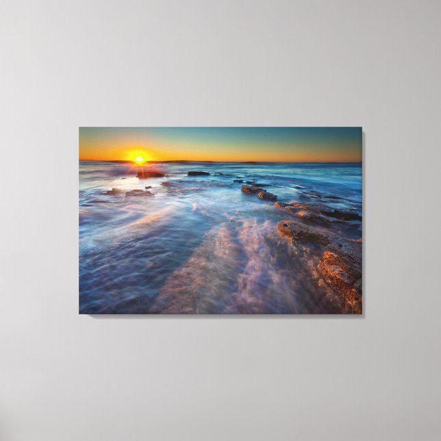 Solstrålar belyser Stilla havet Canvastryck (Framsida)