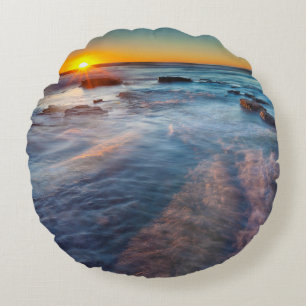 Solstrålar belyser Stilla havet Rund Kudde
