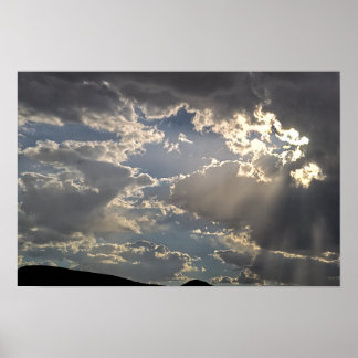 Solstrålar genom ökenstormmoln poster