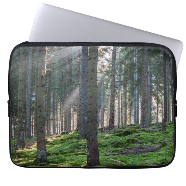 Solstrålar i Svarta skogen Laptop Fodral (Framsidan)